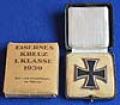 UNISSUED IRON CROSS 1ST CLASS BY KLEIN & QUENZER WITH LEATHERETTE BOX AND RARE OUTER PAPER COVER.