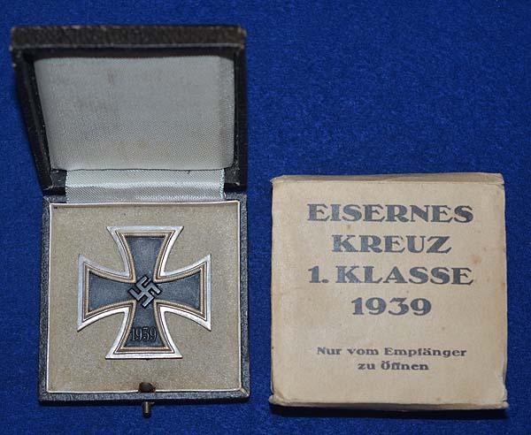 WW2 CASED IRON CROSS 1ST CLASS COMPLETE WITH VERY RARE TITLED FACTORY CARD COVER.
