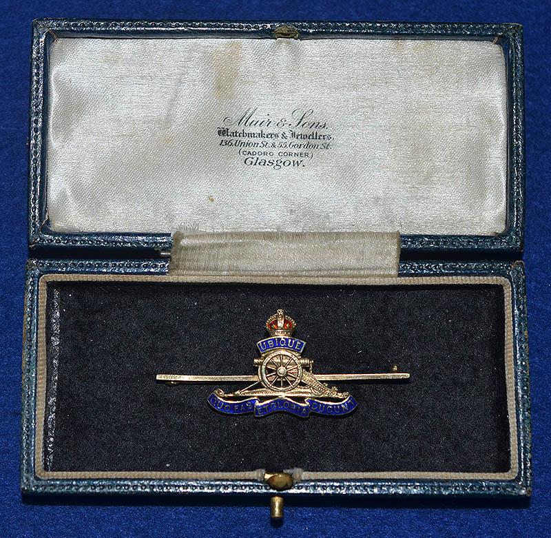 WW1 BRITISH 15CT GOLD ROYAL ARTILLERY BADGE COMPLETE WITH PRESENTATION BOX.