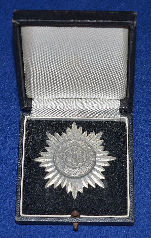 CASED GERMAN EASTERN PEOPLES AWARD 1ST CLASS IN SILVER WITH OUT SWORDS.