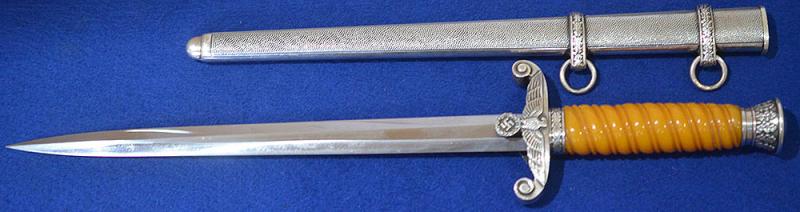 GERMAN ARMY OFFICERS DAGGER BY EICKHORN, MINT CONDITION.