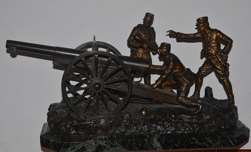 MAGNIFICENT AND VERY LARGE BRONZE MODEL OF WW1 FRENCH FIELD GUN WITH 3 MAN CREW.