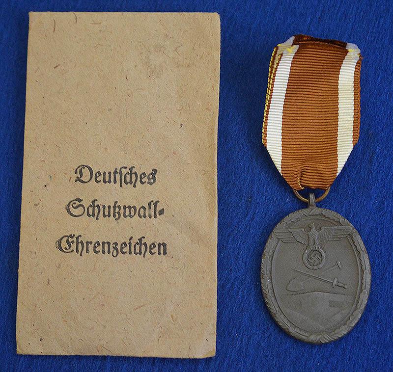 WEST WALL MEDAL COMPLETE WITH ORIGINAL PAPER PACKET OF ISSUE.
