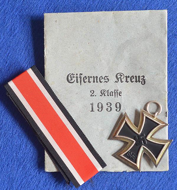 UNISSUED WW2 IRON CROSS 2ND CLASS WITH ISSUE PACKET.