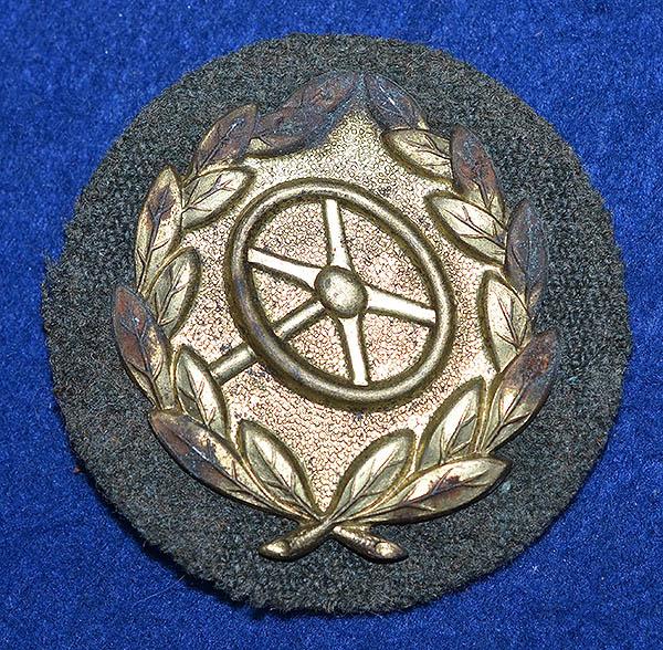 WW2 GERMAN MILITARY DRIVERS SERVICE BADGE IN GOLD.