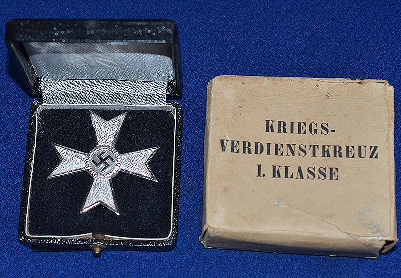 MINT UNISSUED WAR SERVICE CROSS 1ST CLASS WITH OUT SWORDS BY STEINHAUSER & LUCK, COMPLETE WITH BLACK LEATHERETR BOX AND VERY RARE OUTER CARD COVER.
