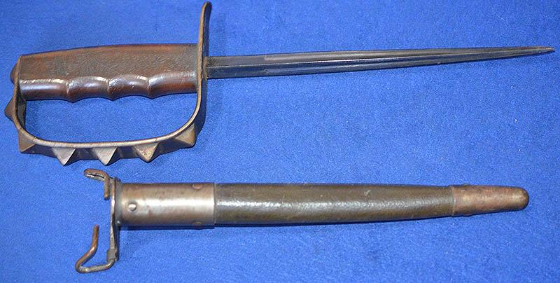 WW1 AMERICAN 1917 MODEL KNUCKLE DUSTER FIGHTING KNIFE AND SCABBARD.