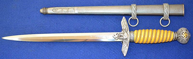 LUFTWAFFE 2ND MODEL DAGGER BY SMF WITH GOLD POMMEL SWASTIKAS.