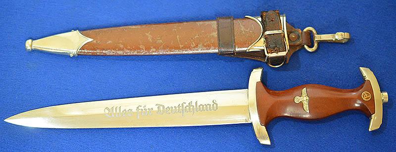 SA DAGGER 1933 MODEL BY JOHANN LEUPOLD OF BAYREUTH COMPLETE WITH RARE BROWN LEATHER VERTICAL FROG HANGER.