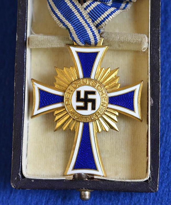 CASED MOTHERS CROSS IN GOLD.