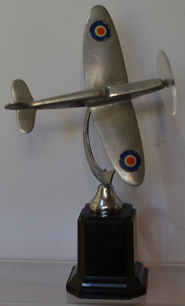 WW2 MODEL OF A BRITISH RAF SPITFIRE.