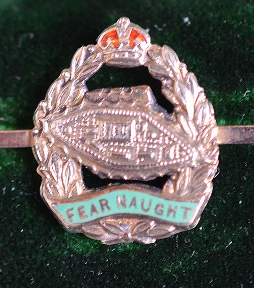 BRITISH WW1 TANK REGIMENT 9CT GOLD BADGE COMPLETE WITH BOX OF ISSUE.