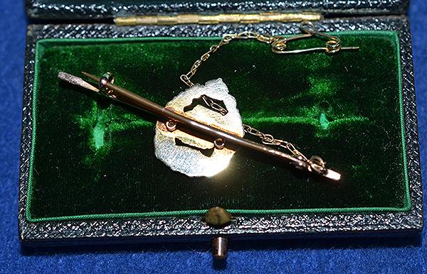 BRITISH WW1 TANK REGIMENT 9CT GOLD BADGE COMPLETE WITH BOX OF ISSUE.