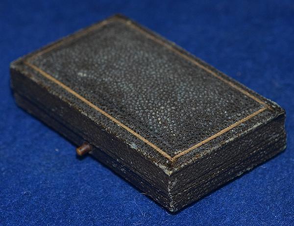 BRITISH WW1 TANK REGIMENT 9CT GOLD BADGE COMPLETE WITH BOX OF ISSUE.