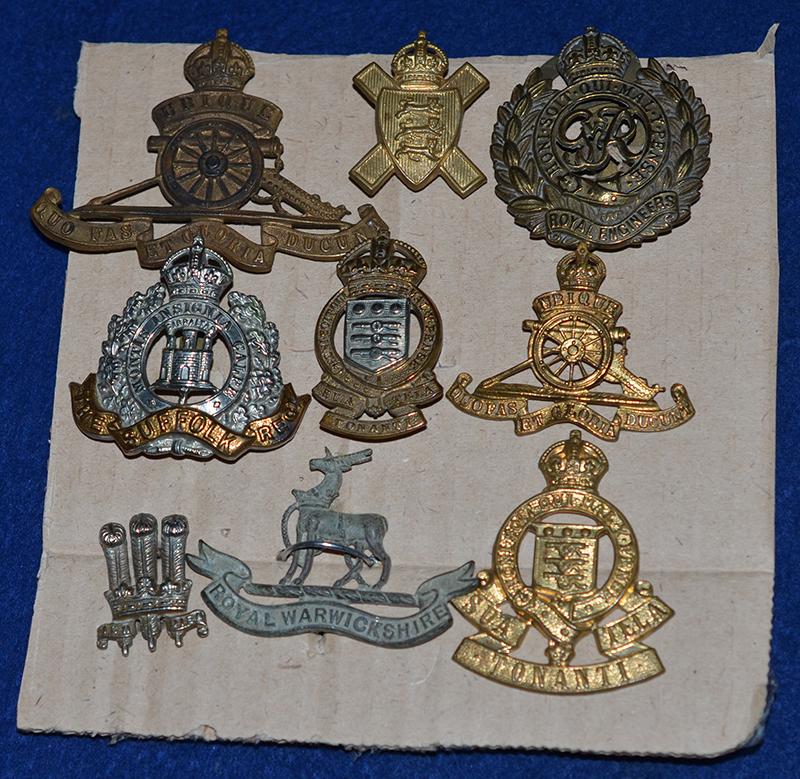 COLLECTION OF NINE BRITISH WW1 / WW2 CAP BADGES.