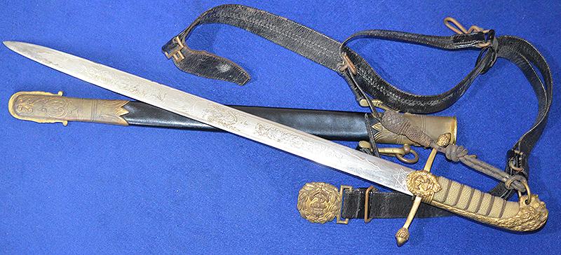 BRITISH WW1 NAVAL MIDSHIPMANS DAGGER COMPLETE WITH KNOT, HANGERS AND LEATHER BELT AND BUCKLE.