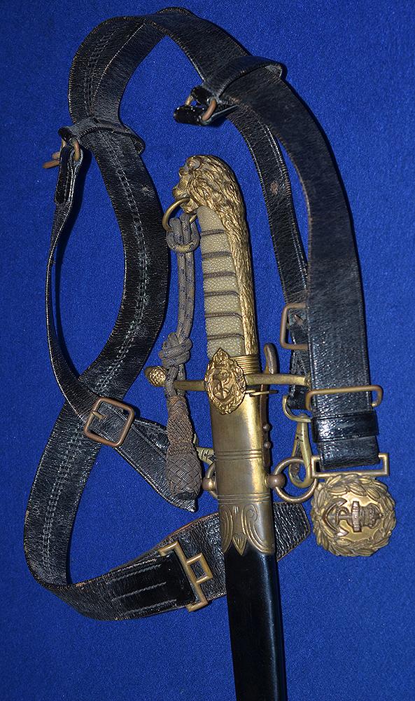 BRITISH WW1 NAVAL MIDSHIPMANS DAGGER COMPLETE WITH KNOT, HANGERS AND LEATHER BELT AND BUCKLE.