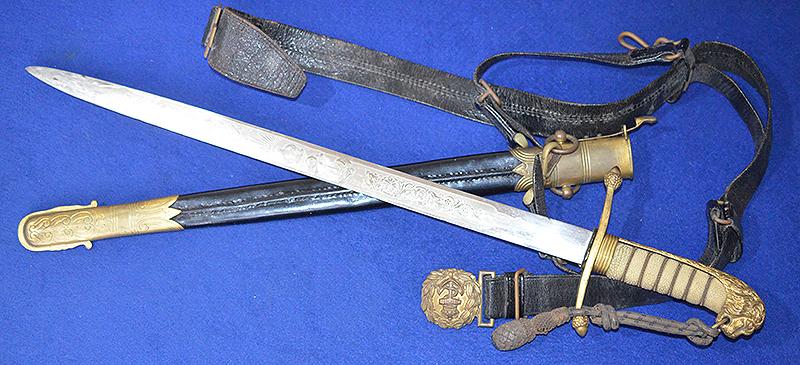 BRITISH WW1 NAVAL MIDSHIPMANS DAGGER COMPLETE WITH KNOT, HANGERS AND LEATHER BELT AND BUCKLE.