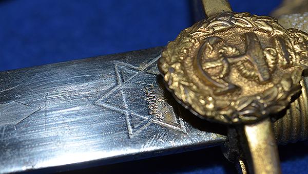 BRITISH WW1 NAVAL MIDSHIPMANS DAGGER COMPLETE WITH KNOT, HANGERS AND LEATHER BELT AND BUCKLE.