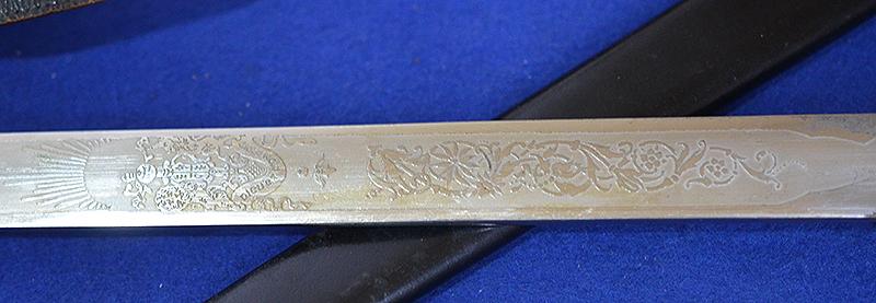 BRITISH WW1 NAVAL MIDSHIPMANS DAGGER COMPLETE WITH KNOT, HANGERS AND LEATHER BELT AND BUCKLE.