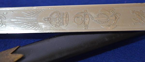 BRITISH WW1 NAVAL MIDSHIPMANS DAGGER COMPLETE WITH KNOT, HANGERS AND LEATHER BELT AND BUCKLE.