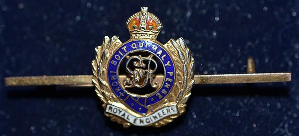 WW1 9ct GOLD ROYAL ENGINEERS BADGE.