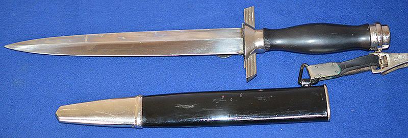 RLB 2ND MODEL MANS DAGGER COMPLETE WITH HANGER.