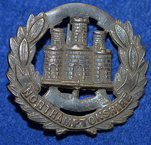 BRITISH NORTHAMPTONSHIRE CAP BADGE.