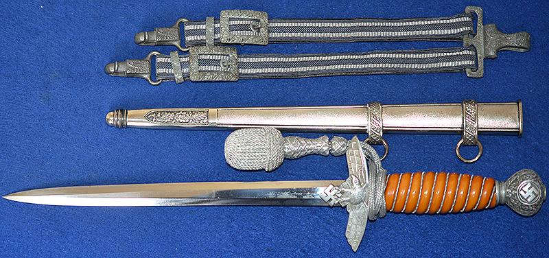 LUFTWAFFE 2ND MODEL DAGGER BY HERDER COMPLETE WITH STRAPS AND KNOT, SUPERB CONDITION.