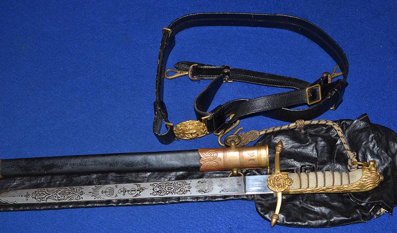 WW1 BRITISH PERSONALSED NAVAL MIDSHIPMANS DAGGER COMPLETE WITH HANGERS, BELT, KNOT AND EXTREMLY RARE ISSUE BAG.