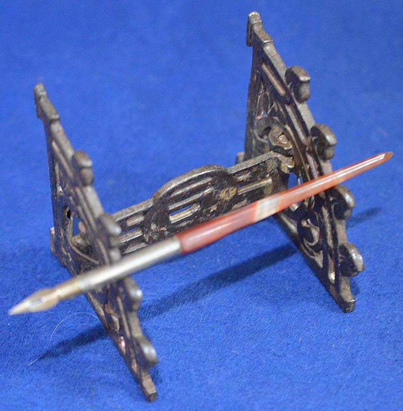 BRITISH VICTORIAN CAMPAIGN STYLE PEN RACK.