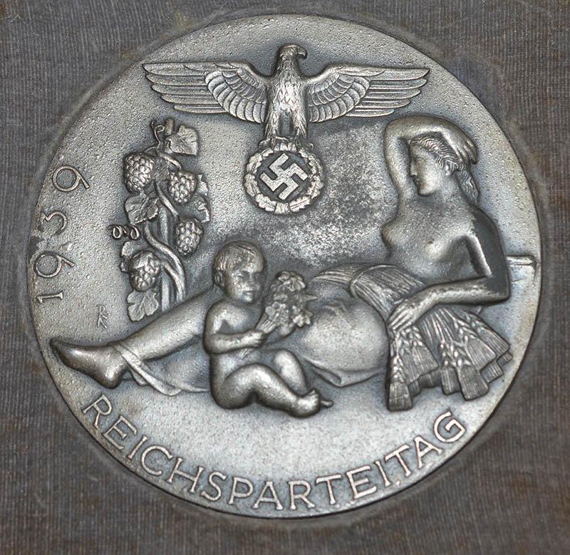 THE NSDAP 1939 REICHSPATEITAG AWARD PLAQUE IN SILVER, COMPLETE WITH ORIGINAL BOX OF ISSUE.