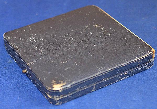 THE NSDAP 1939 REICHSPATEITAG AWARD PLAQUE IN SILVER, COMPLETE WITH ORIGINAL BOX OF ISSUE.