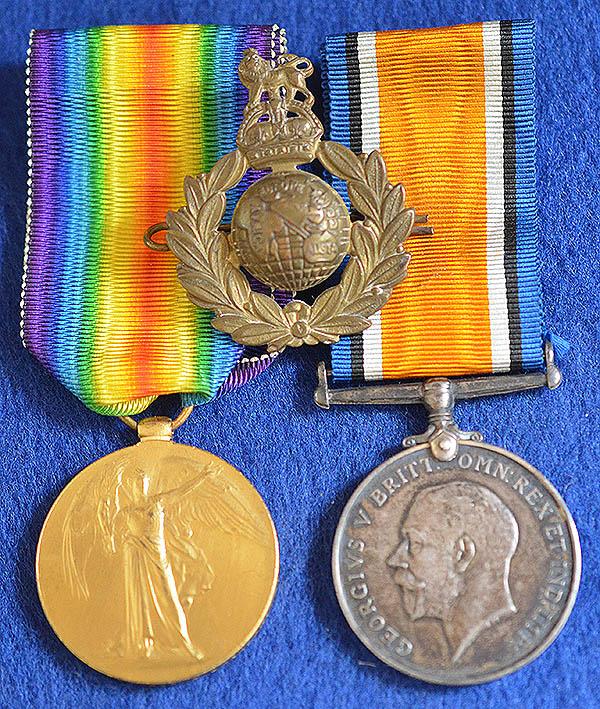 PAIR OF WW1 BRITISH MEDALS & CAP BADGE, ROYAL MARINES DEAL.