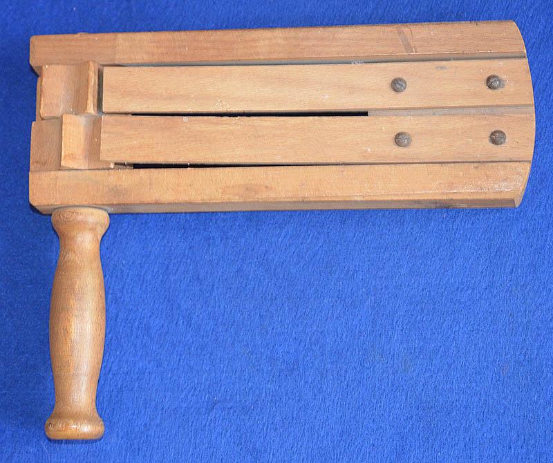 BRITISH WW2 ARP GAS RATTLE.