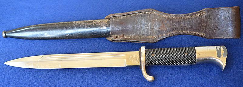 LUFTWAFE SHORT MODEL PARADE BAYONET BY SEILHEIMER COMPLETE WITH ENGRAVED BLADE AND BROWN LEATHER FROG.