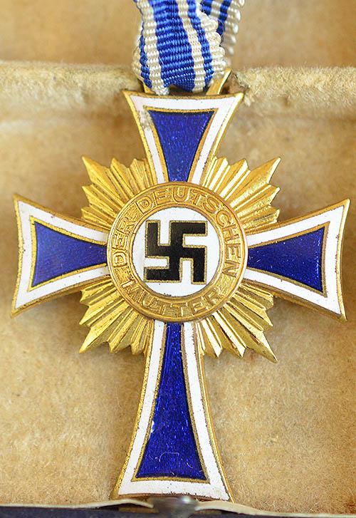 THIRD REICH CASED MOTHERS CROSS IN GOLD.