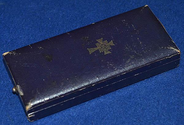 THIRD REICH CASED MOTHERS CROSS IN GOLD.