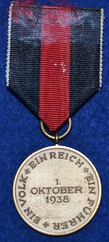 GERMAN 1938 CZECHOSLOVAKIAN OCUPATION MEDAL COMPLETE WITH PRAGUE CASTLE BAR.
