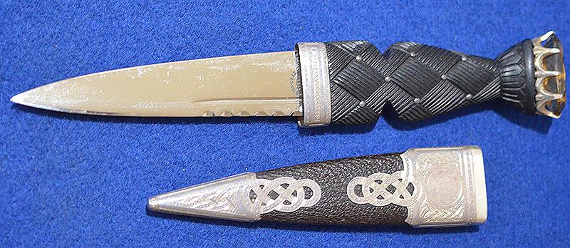 SCOTTISH SKIN DUBE KNIFE WITH SILVER MOUNTS.